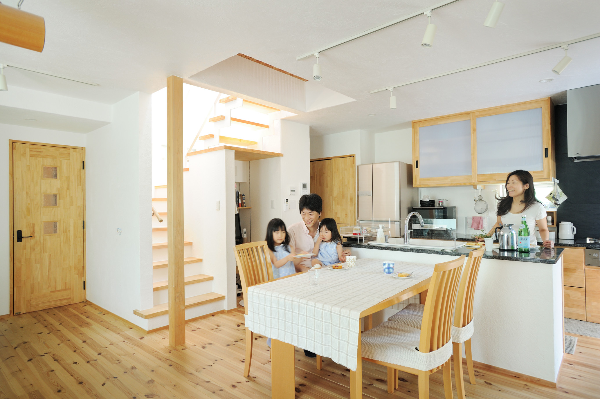 家族が暮らす無添加住宅の室内